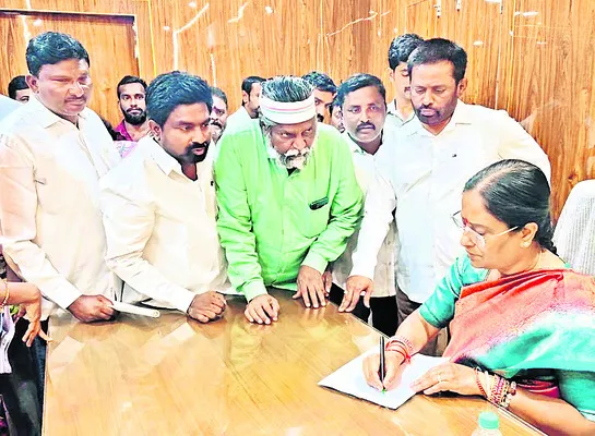 వీకర్స్‌ కాలనీకి రోడ్డు వేయండి