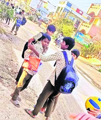 ● మంత్రి లోకేష్‌ మాటలకు అర్థాలే వేరు 