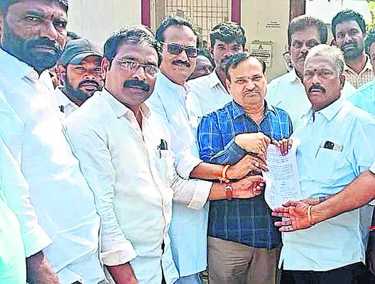 స్టీల్‌ప్లాంట్‌ టౌన్‌షిప్‌కు భూములివ్వం 