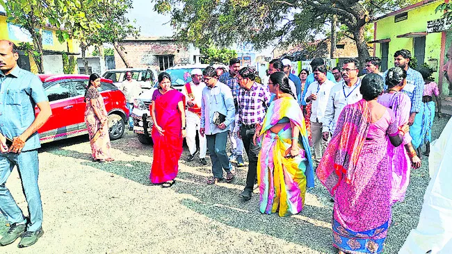 పోలింగ్‌ సరళిని పరిశీలించిన కలెక్టర్‌