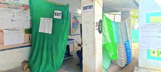 పరదాల చాటున పోలింగ్‌