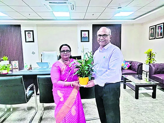 బీఆర్‌ఏయూలో సౌకర్యాలపై ఆరా 
