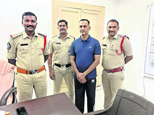 పోలీసుల కళ్లుగప్పి.. ఎట్టకేలకు చిక్కి!