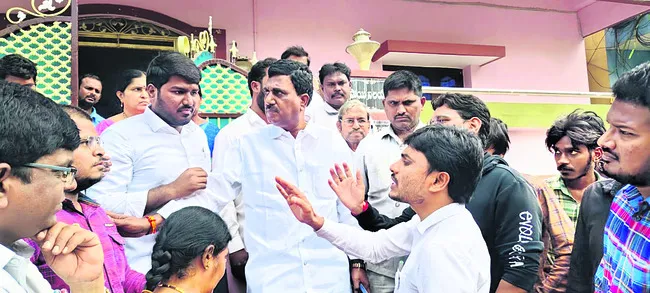 నర్సింగ్‌ కాలేజీ వద్ద ఉద్రిక్తత 