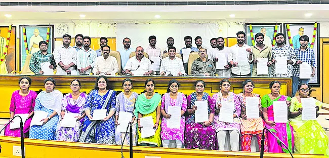 పలువురికి కారుణ్య నియామకాలు 