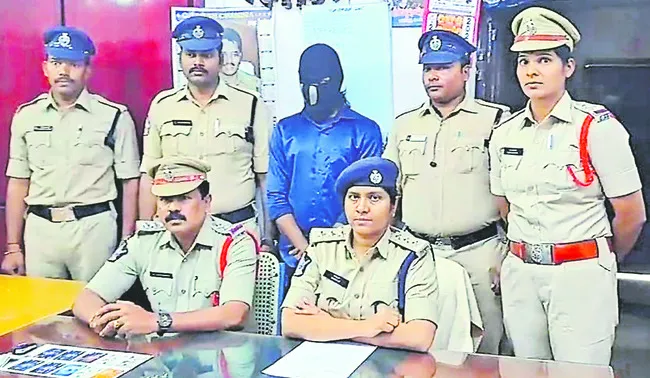 డెబిట్‌ కార్డు ఏమార్చి..