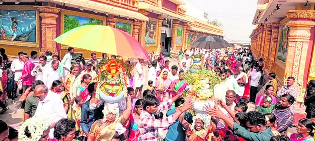 వైభవంగా గ్రామ దేవర