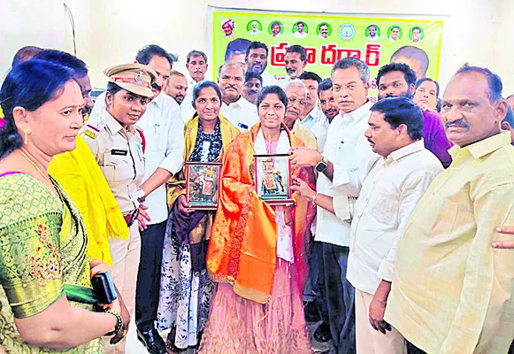 కానిస్టేబుళ్లుగా ఎంపికై న అక్కాచెల్లెళ్లకు సత్కారం 