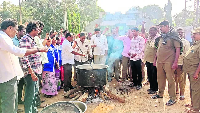 మున్సిపల్‌ కార్మికుల వినూత్న నిరసన 