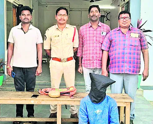 లిక్విడ్‌ గంజాయితో వ్యక్తి అరెస్ట్‌ 