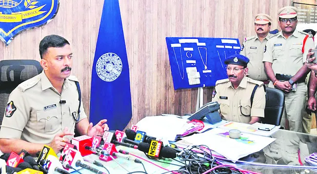 చుట్టాల్లా వచ్చి.. సొమ్ము కాజేసి.. 