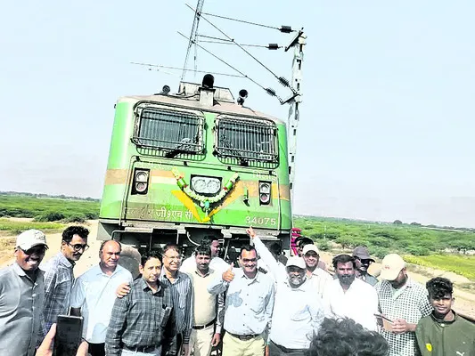 బాదనహాళ్‌ రైల్వేస్టేషన్‌ ప్రారంభం 