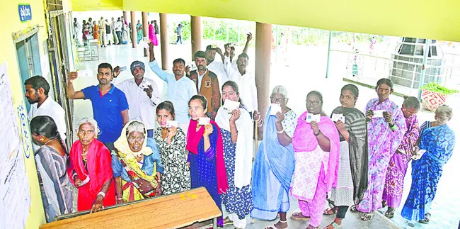 పోటెత్తి.. ఓటెత్తి 