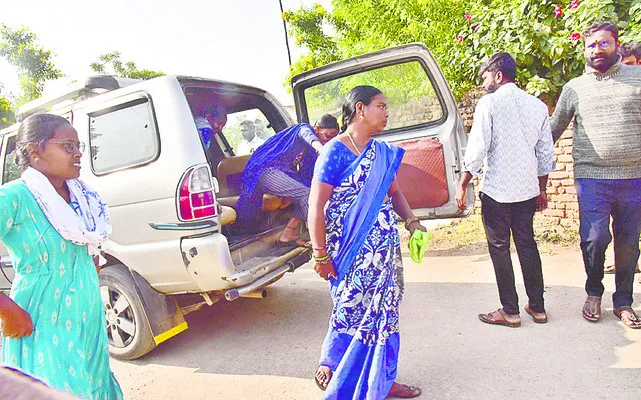 ఓటర్లను తరలించిన అభ్యర్థులు 
