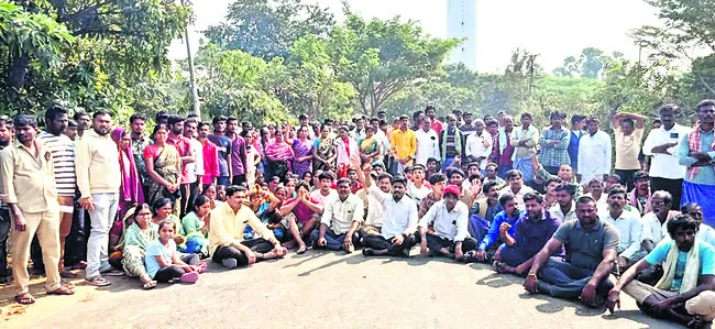 సెల్‌ఫోన్‌కు చార్జింగ్‌ పెడుతుండగా..