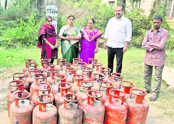 33 సబ్సిడీ సిలిండర్లు స్వాధీనం 