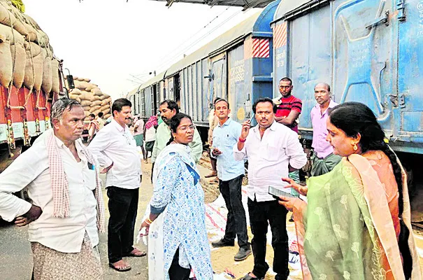 తెనాలి నుంచి పెద్దాపురానికి ధాన్యం రవాణా 
