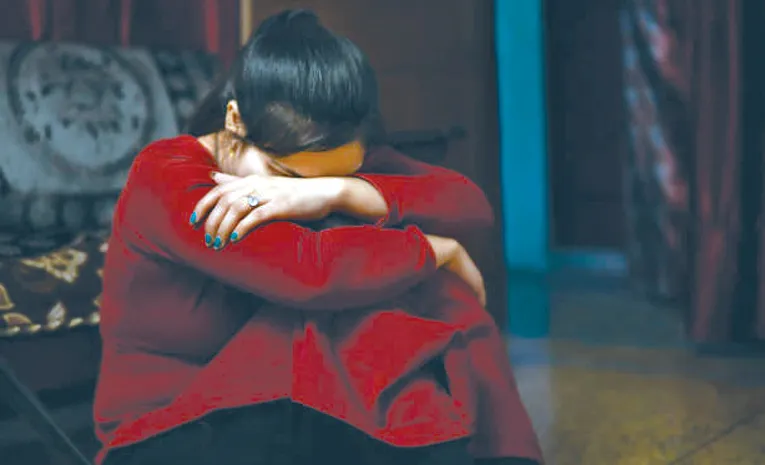 పెళ్లైన లెక్చరర్ మాయలో 19 ఏళ్ల కూతురు..!