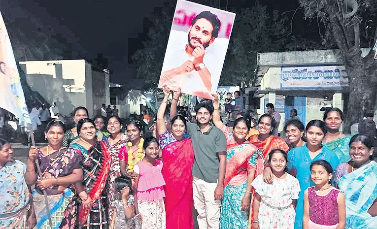 వైఎస్‌ అభిమానుల సంబురాలు