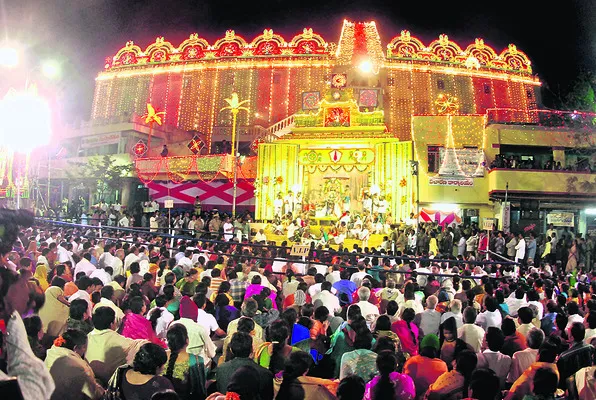 ఆధ్యాత్మిక సందడి..