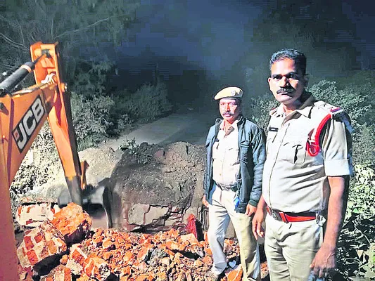 కూలిన బ్రిడ్జి.. రాకపోకలకు అంతరాయం 