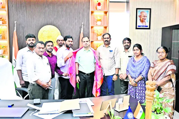 అఽధికారులకు అభినందనలు