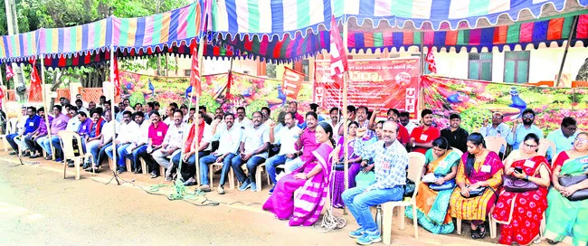 ప్రభుత్వంపై గళమెత్తిన ఉపాధ్యాయులు 