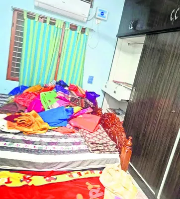 తాళం వేసి ఉన్న ఇళ్లలో చోరీ 