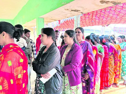 పల్లె పోరు.. అతివల జోరు