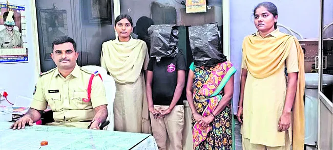 ఇద్దరు మహిళల అరెస్ట్‌ 