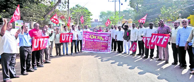 రివ్యూ పిటిషన్‌ వేయడంలో ప్రభుత్వ నిర్లక్ష్యం 