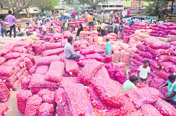 ఉల్లి.. అమాంతం పైకెళ్లి