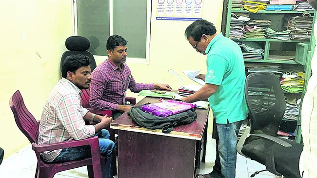 ఏసీబీకి చిక్కిన సీనియర్‌ అసిస్టెంట్‌