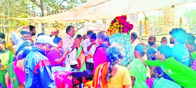 మేడారానికి భారీగా తరలివచ్చిన భక్తులు 