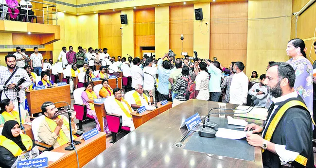 మేయర్‌ రాజీనామాకు కౌన్సిల్‌ ఆమోదం 