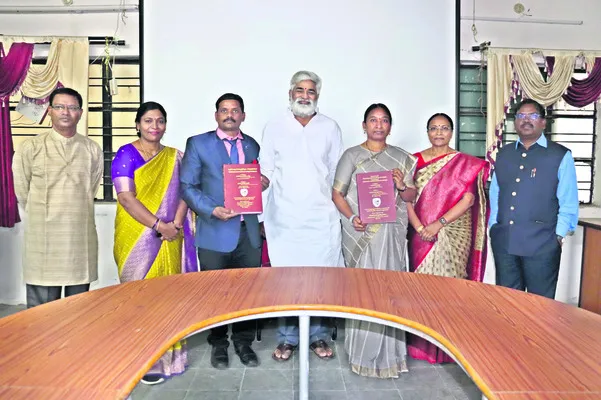 తెలుగు విభాగంలో ఇద్దరికి డాక్టరేట్‌ 