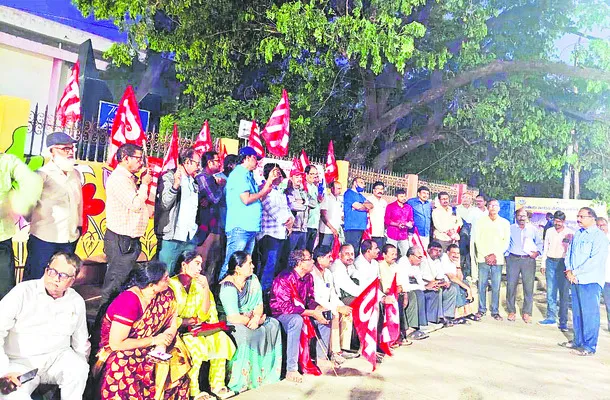 సెలవు రోజుల్లో తరగతులు రద్దు చేయాలి 