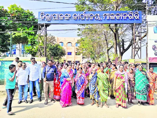 జనావాసాల మధ్య జైల్‌ తరలించాలి 