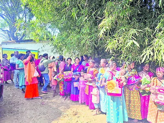 గిరిజనులకు రగ్గులు పంపిణీ 