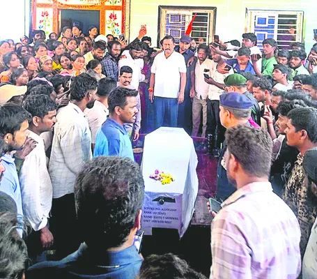 అధికారిక లాంఛనాలతో అంత్యక్రియలు 