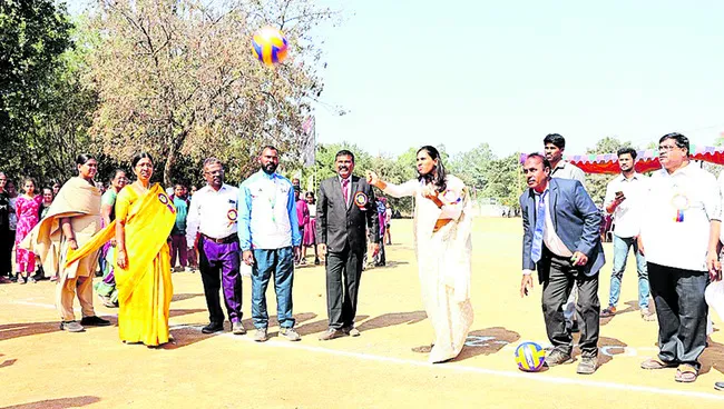 విద్యతో పాటు క్రీడల్లో రాణించాలి