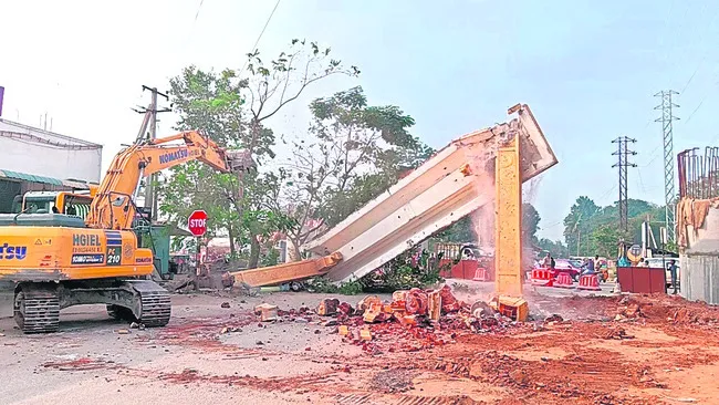 ● కూలుస్తూ..తొలగిస్తూ! 
