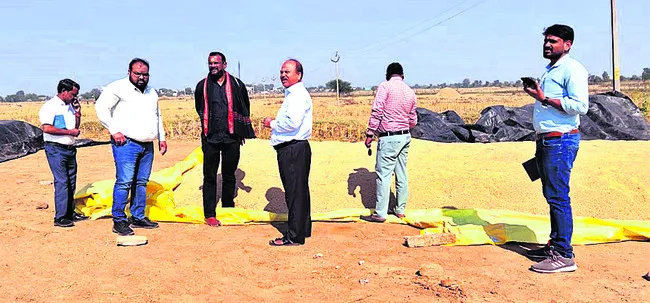 ధాన్యం కొనుగోలు కేంద్రాలు పరిశీలన