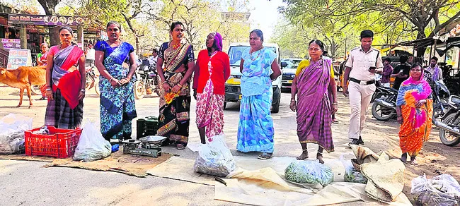 మార్కెట్‌ సౌకర్యం   కల్పించాలని ధర్నా
