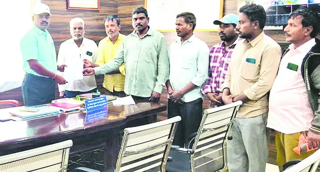 అంత్యక్రియలకు ఖర్చులు ఇవ్వండి 