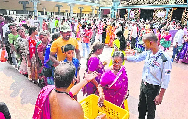 భక్తులకు ఉచితంగా లడ్డూల పంపిణీ 