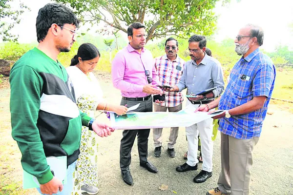 సైకిల్‌ ట్రాక్‌ల నిర్మాణానికి జీవీఎంసీ కమిషనర్‌ ఆదేశం