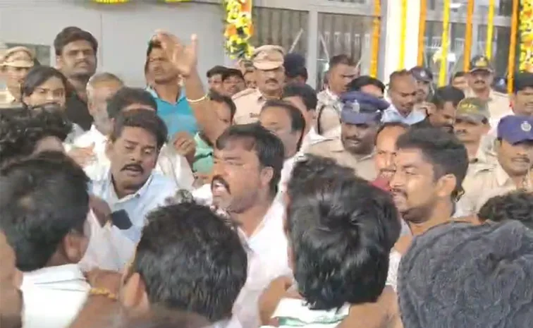 రాజమండ్రి: నన్నయ్య యూనివర్శిటీలో జనసేన కార్యకర్తల వీరంగం