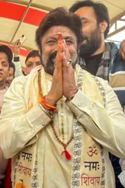 nandamuri Balakrishna visits Varanasi temple after akhanda 2 release10