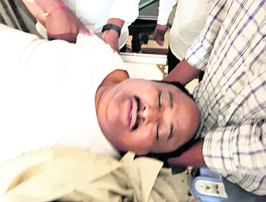 బైక్‌ను ఢీకొట్టిన లారీ